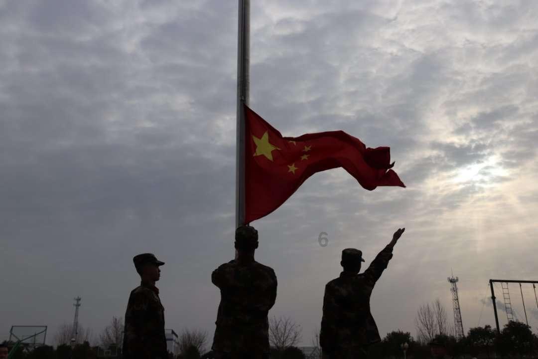 名记：恩比德告知球队他想出战掘金的比赛，结果热身时无法起跳